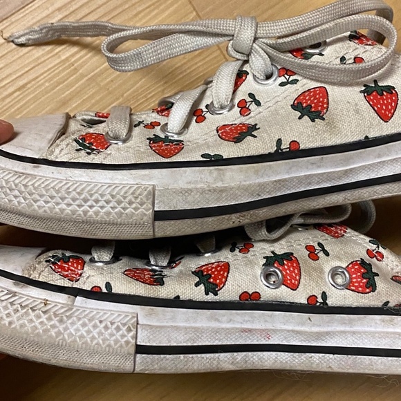 Girls Kids Sz 13 Converse Chuck Taylor All Star Low Strawberry Print Sneakers - Picture 4 of 10